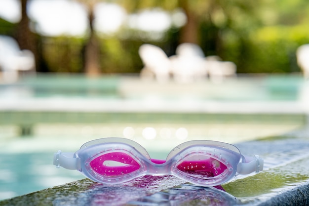 Gläser zum Schwimmen im Pool