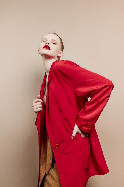 Glamorosa mujer labios rojos moda chaqueta estudio modelo inalterado