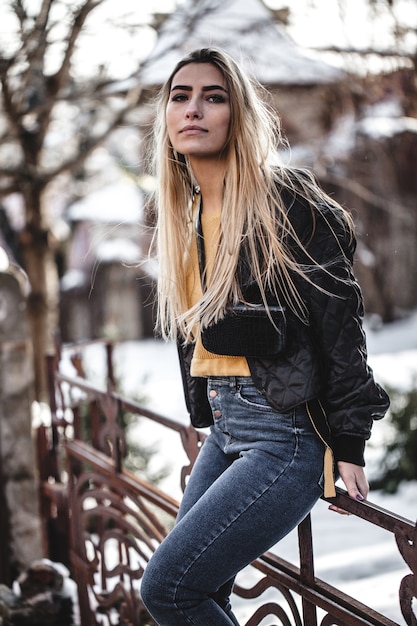 Glamoroso retrato de joven bella mujer en una chaqueta de cuero