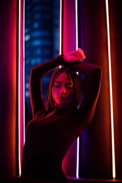 Glamour em iluminação de néon retrato de mulher luzes de néon no fundo
