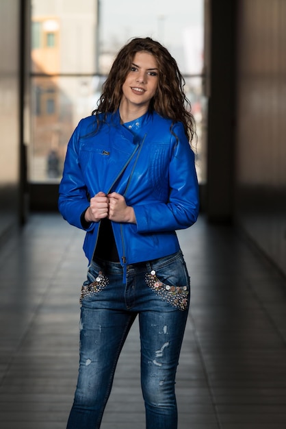 Glamour Fashion Model mit blauer Lederjacke