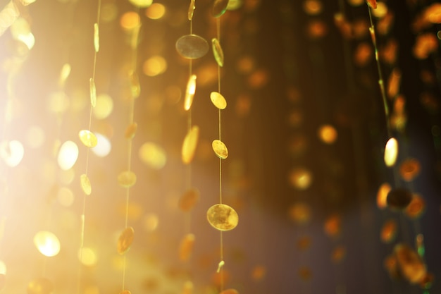 Foto glamour funkelndes und lila glitzer-bokeh aus goldenem metallic-kreis.