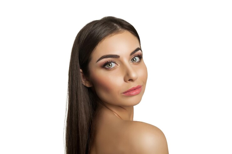Foto glamour jovem modelo com cabelo comprido, olhando para a câmera