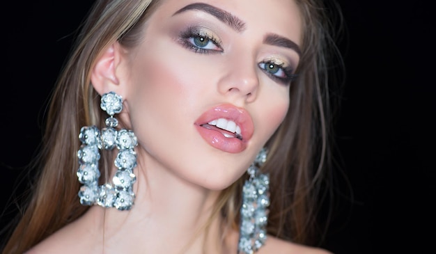 Glamour-Schmuck von Luxus große Ohrringe Mode-Modell mit trendigem Look Schönheit auf Party Girl mit sexy