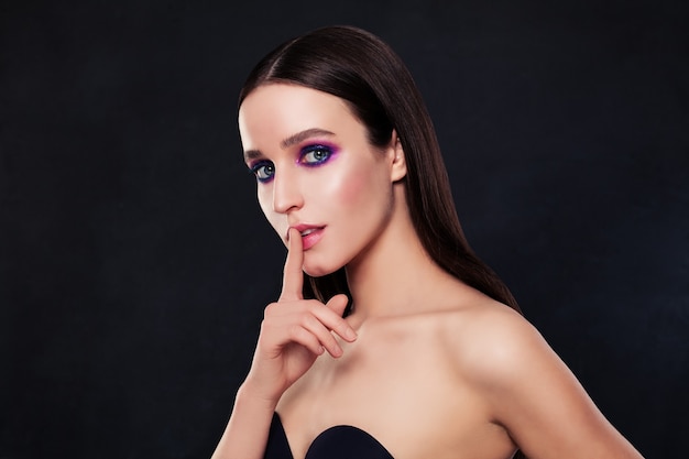Glamouröse Frau Model Hand Berühren Lippen