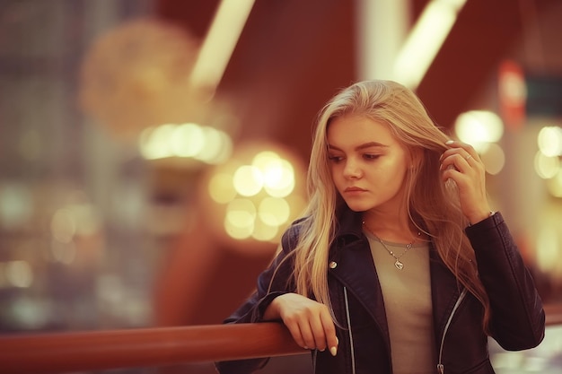 glamouröses erwachsenes Mädchenmodell / Konzept posiert schönes Mädchen, blonde glückliche verführerische Schönheit