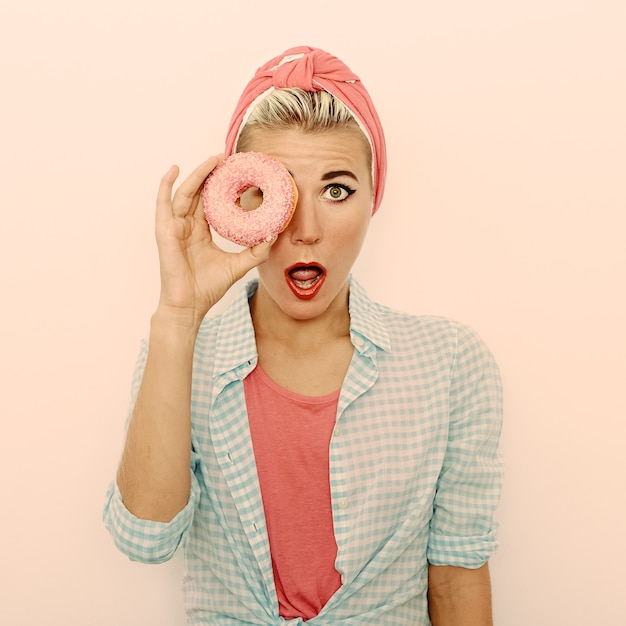 Glamouröses Modemodell im Pinup-Stil Retro mit Donut