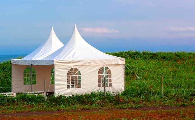 Foto glamping an der pazifikküste an einem ökologisch sauberen ort in russland kamtschatka