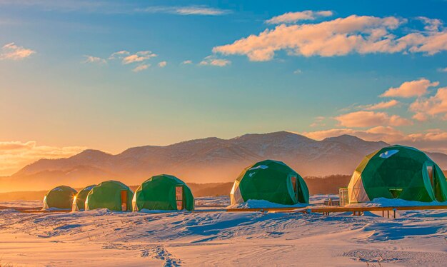 Glamping de inverno ao pôr do sol kamchatka península foco seletivo