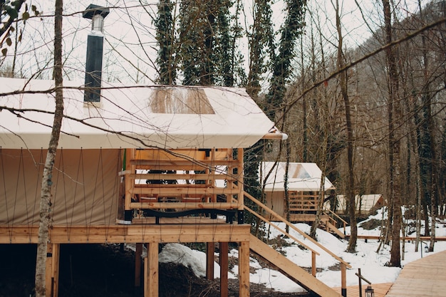 Glamping Luxuscamping. Glamouröses Campzelt am Wald.