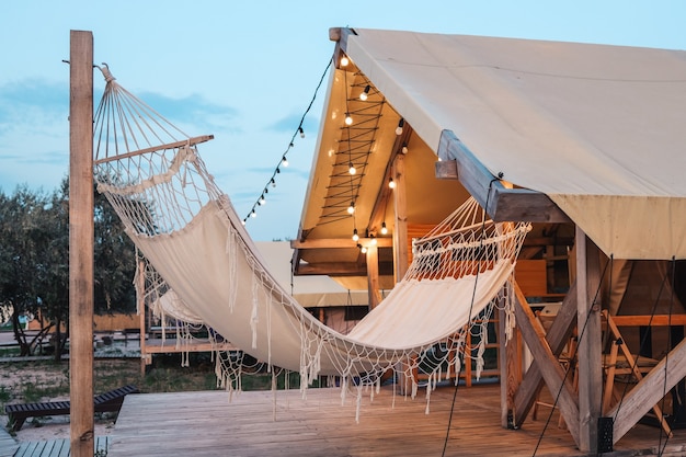 Glamping-Zelt im Wald. Luxus-Zelt-Meerblick. Natur grüner Tourismus