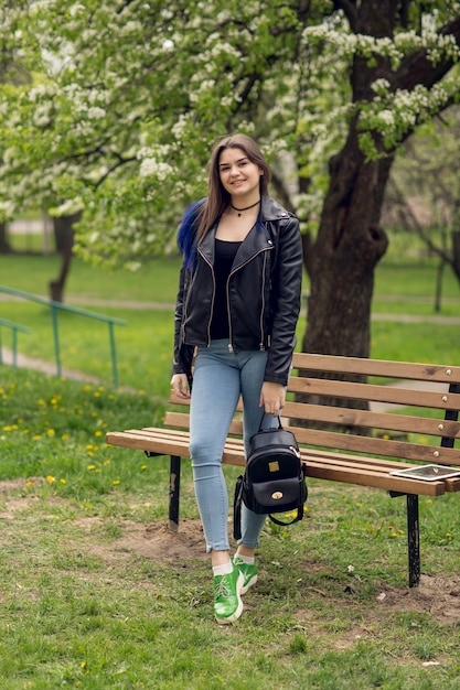 Glamurosa mujer joven en chaqueta de cuero negro