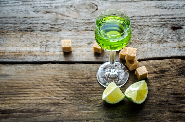 Glas Absinth mit Limetten- und Zuckerwürfeln