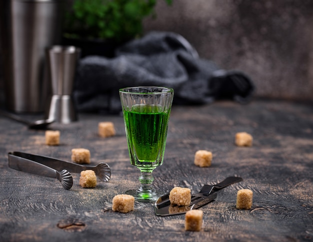 Glas Absinth mit Rohrzucker