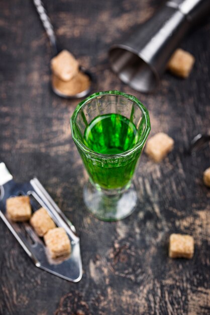 Glas Absinth mit Rohrzucker