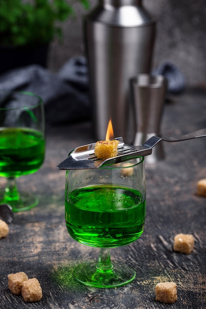 Glas Absinth mit Rohrzucker