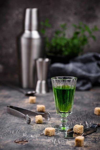 Glas Absinth mit Rohrzucker