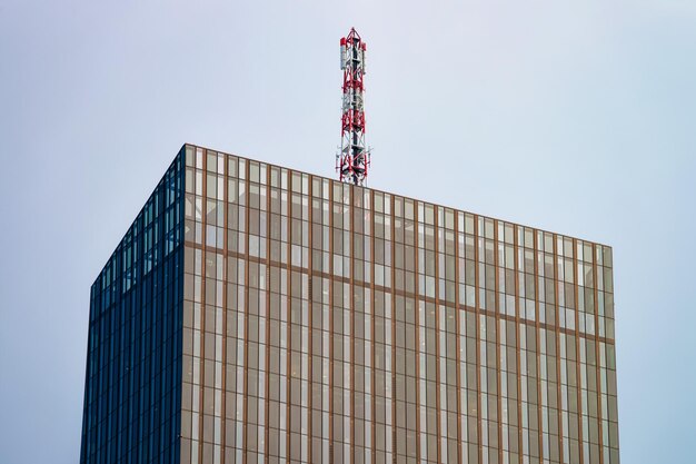 Glas Abstract Business Bürogebäude Architektur in der modernen Stadt in Wien, Österreich. Äußeres und Skyline des städtischen Unternehmenswolkenkratzers. Blaues Fensterdesign des Finanzhandelszentrums. Hintergrund