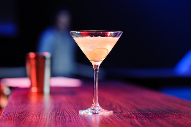 Glas alkoholisches Cocktail mit Zitronenscheibe