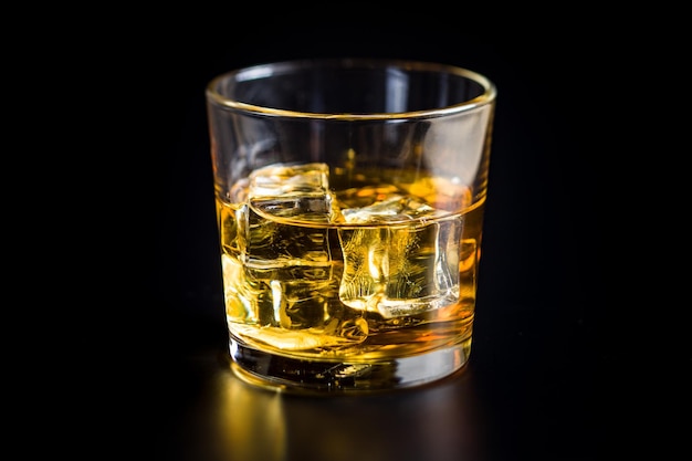Glas alkoholisches Getränk mit Eiswürfeln auf schwarzem Tisch Whisky im Glas