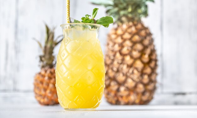 Glas Ananas-Tiki-Art-Cocktail auf weißem Tisch