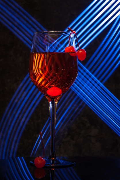 Glas Aperol spritz Cocktail mit Kirschen