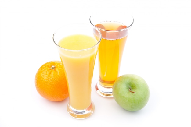 Glas Apfelsaft nahe einem Glas Orangensaft