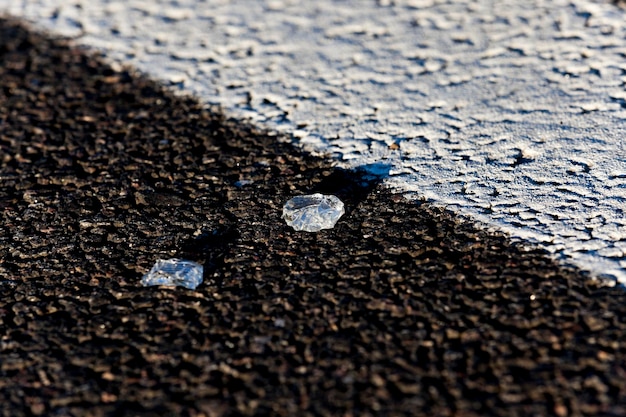 Glas auf dem Bürgersteig