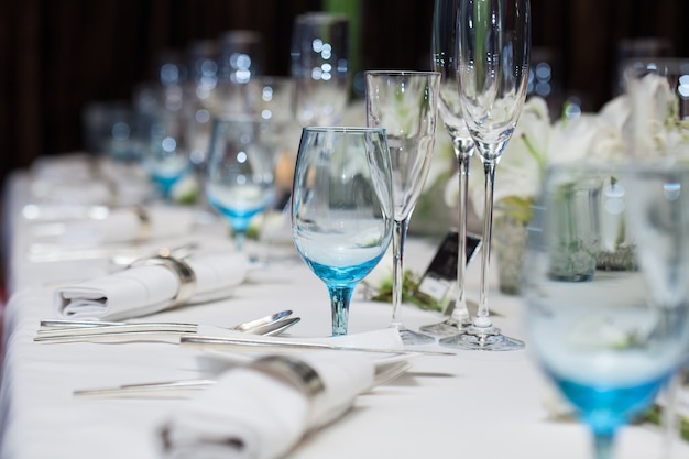 Glas auf dem Tisch zum Abendessen im Restaurant aufstellen