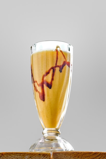 Glas Bananen-Smoothie auf Holztisch