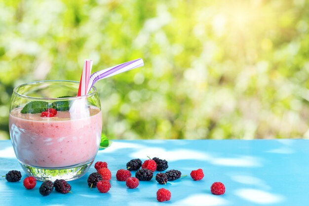 Glas Beerensmoothie mit Beeren