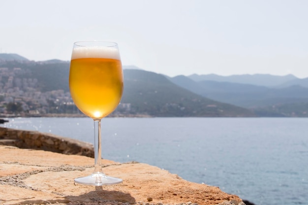 Glas Bier am frühen Morgen am Strand