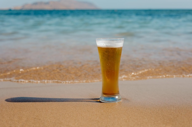 Glas Bier am Strand ein Glas Bier mit Meereshintergrund