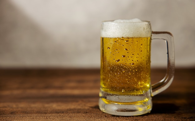 Glas Bier auf dem Tisch. Bier trinken zu Hause oder Cafe am Tag