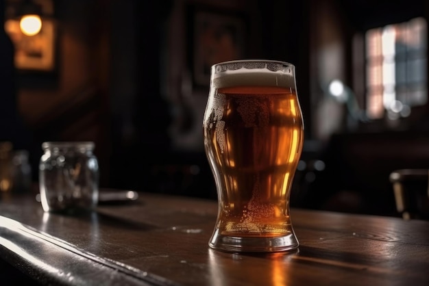 Glas Bier auf dem Tisch in der Bar