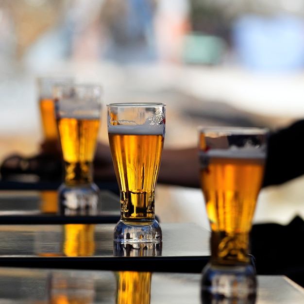 Glas Bier auf einem Tisch in einem Restaurant