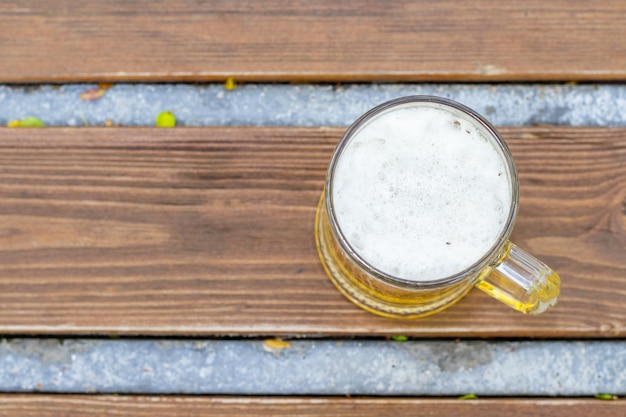 glas bier auf parkbank öffentlich park grün natur frühling sommer handysmartphone