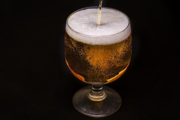 Glas Bier auf schwarzem Hintergrund