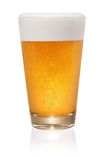 Glas Bier auf Weiß