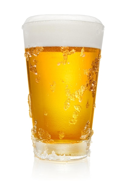 Glas Bier auf Weiß
