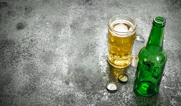Glas Bier mit Flaschenöffner und Stopfen. Auf einem rustikalen Tisch.
