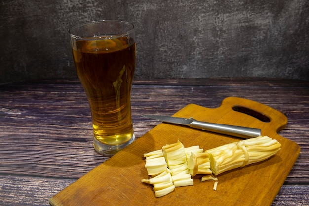 Glas Bier mit Käsegeflecht.