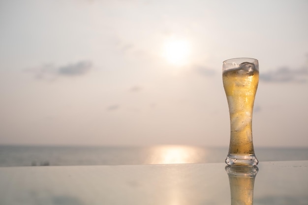 Glas Bier mit Seehintergrund CelebrationxA