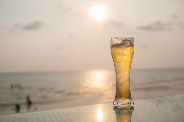 Glas Bier mit Seehintergrundfeier