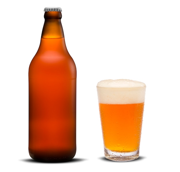 Glas Bier und braune Flasche lokalisiert auf einem weißen Hintergrund.