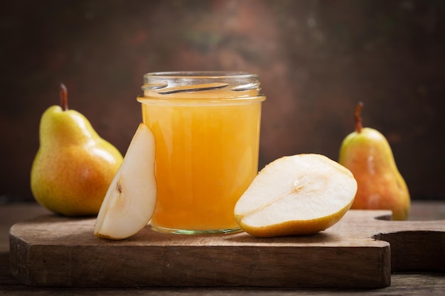 Glas Birnenmarmelade mit frischen Früchten