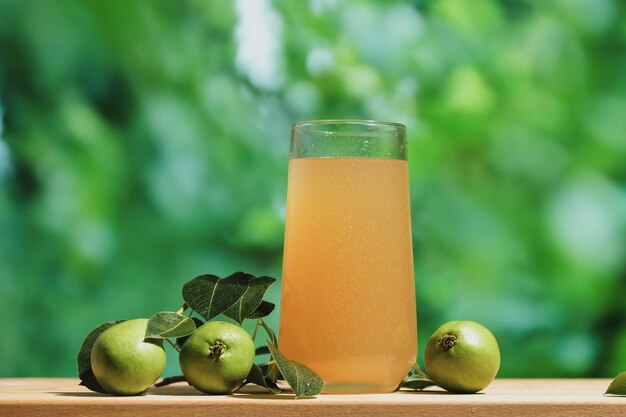 Glas Birnensaft im Freien