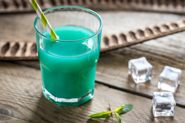 Glas blauer Curaçao und Saftcocktail