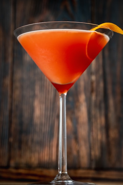 Glas Blut und Sand Cocktail aus Martini-Glas, garniert mit Orangenschale