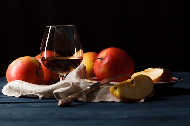 Glas Calvados Brandy und rote Äpfel